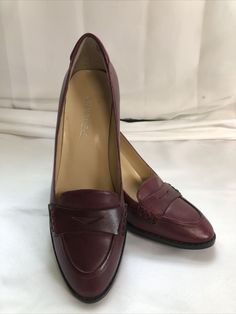 Chadwicks Womens Genuine Leather Burgundy Loafer Slip On Pumps Heels Size 6M Very gently used; wood heel measures 3" approximately Benefits charity B69 Chadwicks Womens Genuine Leather Burgundy Loafer Slip On Pumps Heels Size 6M Brand: Chadwicks Department: Women Type: Heel Toe Shape: Almond Toe Closure: Slip On US Shoe Size: 6 Color: Burgundy Heel Style: Cone Style: Pump Upper Material: Leather Heel Height: Mid (2-2.9 in) Chadwicks Womens Genuine Leather Burgundy Loafer Slip On Pumps Heels Size Classic Fall Court Shoes, Classic Fall Court Shoes With Almond Toe, Classic Closed Toe Court Shoes For Office, Formal Burgundy Closed Toe Loafers, Burgundy Round Toe Court Shoes For Formal Occasions, Vintage Formal Loafers For Fall, Burgundy Leather Shoes For Office, Burgundy Closed Toe Formal Loafers, Classic Burgundy Heels For Formal Occasions