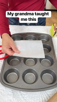 Create the perfect muffin holder #baking #bakinglove #muffins #cupcakes ... Pot Roast Cupcakes, How To Store Cupcakes Overnight, Muffin Papers Diy, Muffin Wrapping Ideas, Transport Cupcakes Diy, Muffin Decoration Ideas, Muffin Display, Muffin Tin Crafts, Cupcake Pan Recipes