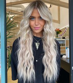 Creamy Blonde With Root Smudge, Quarter Head Highlights, Melted Roots Blonde, Platinum Blonde Hair With Root Smudge, Blonde Baliage, Blonde Hair With Root Smudge, Root Melt, Root Smudge, Hair Extension Care