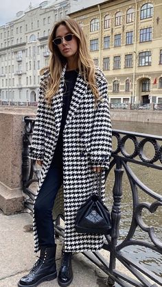 Minimal Outfit Winter, Checkered Wool Coat, White Coat Outfit, Long Coat Outfit, Checkered Coat, Trench Coat Outfit, Paris Outfits