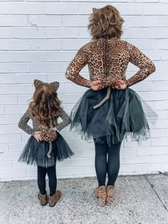 Leopard Costume Diy, Diy Cheetah Costume, Diy Leopard Costume, Mom And Daughter Halloween Costumes, Snow Leopard Costume, Mom And Daughter Halloween, Mother Daughter Halloween Costumes, Cheetah Halloween Costume, Mommy Halloween