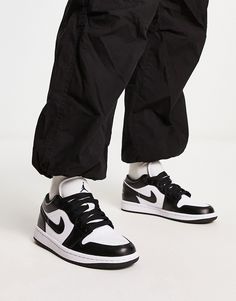 Skor från Jordan Säsongens MVP Låg design Stängs med snörning Vadderad mudd Klassiskt Nike-logga Jordan Jumpman-logga på plösen Med perforering för ventilering Mellansula i skummaterial med Air-dämpning Slitstark yttersula i gummi ger grepp på olika underlag Sula med koncentriskt grepp OBS: du kan endast köpa ett exemplar av den här produkten per beställning Kunder som försöker att köpa mer än ett exemplar kan få sin beställning avbruten utan varning