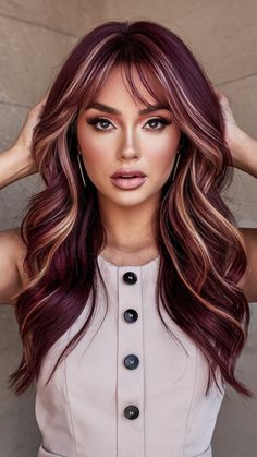 Long Cherry Cola waves are enhanced by contrasting blonde highlights, creating a striking dimensional look. The soft, flowing curls make this style perfect for summer women’s hairstyles. The combination of dark and light tones complements brown skin beautifully, adding vibrancy and balance. Cherry Brown Hair With Blonde Highlights, Wine Red Hair With Highlights, Cherry Cola Hair With Highlights, Brown Hair Colors Straight, Dark Red Hair Blonde Highlights, Maroon Hair With Blonde Highlights, Cherry Red Hair With Highlights, Cherry Coke Balayage, Balayage Peekaboo