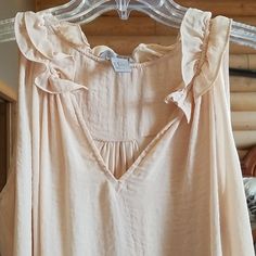 Beautiful Sz Oversized Medium High Low Cream Color With Peachy Undertones. New Never Worn. Ordered Wrong Sz. 26 In Front Length. Chest Is 22. Silky And Flowy Fit. H&m V-neck Tops For Daywear, Feminine Beige Blouse For Vacation, Flowy Beige Blouse For Brunch, H&m Blouse For Spring Vacation, H&m Spring Vacation Blouse, H&m V-neck Tops For Day Out, Flowy Beige Summer Blouse, Chic H&m Tops For Vacation, H&m Ruffled Blouse