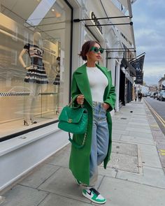 Elevate your spring style with these 15 casual St. Patrick's Day outfits, perfect for cold weather. Stay warm and stylish with outfits like this one with a green coat, a green Chanel 19 bag and Nike sneakers. Green Coat Outfit, Spring Coat Outfit, Green Overcoat, Aesthetic Overalls Outfit, Comfy Summer Outfits, Sassy Dress, St Patrick's Day Outfit, Classy Winter Outfits, London Outfit