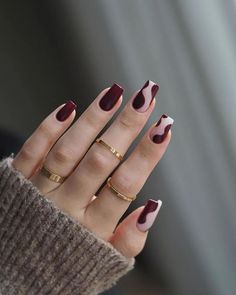 As we welcome autumn, we not only update our wardrobe but also our manicure palette. Dark, deep, and saturated shades of polish take their rightful place on our dressing table. One of the most popular colors for an autumnal manicure is burgundy. The burgundy shade is inextricably linked with the images of autumn and winter. Therefore, it is so often used to paint nails in the cold season. What can be the options for a burgundy shade manicure? Fall Nails Opi, Nails Inspiration Simple, Simple Fall Nails, Fall Nail Trends, Fall Nail Art Designs