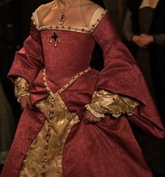 1540s Dress, 15th Century Dresses, Red Tudor Dress, Tudor Period Fashion, Red Historical Dress, Tudor Era Dress, Victorian Queen Dress, 1530s Fashion, Tudor Era Fashion