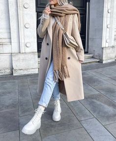 Winter Trench Coat Women Outfit Ideas, Light Color Boots Outfit, Long Beige Coat Outfit Winter, Cream Winter Outfits For Women, Khaki Coat Outfits For Women, Off White Boots Outfit Winter, Outfit Jean Rose, Beige Coat Winter Outfit, Outfits With Beige Coat