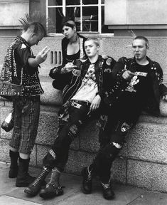 Trad Punk, Hardcore Punk Fashion, 70s Punk Aesthetic, Punk 1970s, British Punk Fashion, Post Punk Fashion, Cabaret Dress, Punk Fashion Men