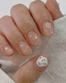 simple Korean Christmas nails: snow and snowflakes Nail Idea For Winter, Christmas Nail Minimal, Korean Christmas Nails Design, Simple Nail Art Christmas, Korean Nails Christmas, Christmas Korean Nails, Simple Christmas Gel Nails, Nail Art Christmas Simple, Christmas Cute Nails