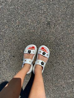 Croc Sandals With Jibbitz, Crocs Sandals Outfit, White Crocs Jibbitz Aesthetic, Crocs Sandals Aesthetic, Crocs Crush Sandals, Crocs Outfit Summer, Crocs Classic Cozzzy Sandal, Uk Girl, Croc Outfits