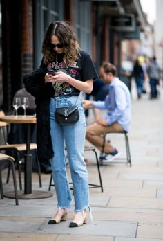 Min Jeans, Casual Chique Stijl, Denim Street Style, Style Désinvolte Chic, Persian Fashion, London Fashion Weeks, Street Style Bags, London Fashion Week Street Style