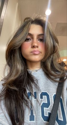 Aesthetic Haircuts Brunette, Brown Front Pieces Hair, Dyed Brown Hair Ideas, Sun Kissed Brown Hair, Girls With Brown Hair, Pretty Brunettes, Stacked Haircut, Blonde Vs Brunette, Rambut Brunette