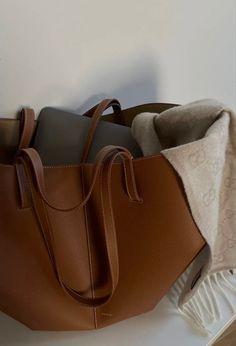 Fall Handbags 2023, Polene Cyme Cognac, Winter Bag, Classy Aesthetic, Mode Casual, Bags Aesthetic, Pretty Bags