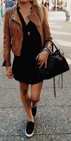 Slip on con abitino leggero Outfit Brown, Neue Outfits, Mode Casual, Brown Leather Jacket, Brown Jacket, Sneakers Outfit, Street Style Looks, Looks Style, Mode Inspiration