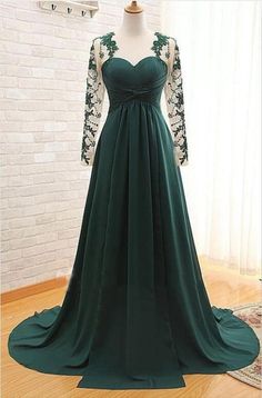 Slytherin Dress, Emerald Gown, Stile Harry Potter, Hogwarts Outfits, Green Evening Dress, Yule Ball, Fantasy Dresses, Long Sleeve Prom, Long Sleeve Dress Formal