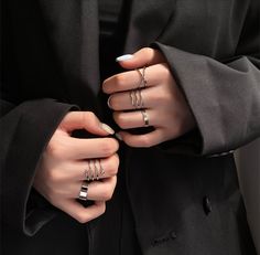 قلادات متدلية, Hand Jewelry Rings, Stile Hijab, Aesthetic Rings, Edgy Jewelry, Hand Accessories, Nail Ring, Jewelry Accessories Ideas, Pretty Hands