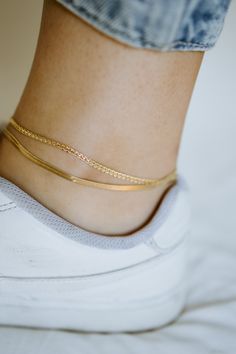 ✨ Summer vibes are here with our stylish herringbone chain anklet in gold-filled! Wear it solo or layer it up for effortless everyday style. Your go-to for sunny days ahead! ☀️💛 ∙ C H A I N ∙ D E T A I L S ∙ - 18k Gold Filled Curb Chain- 18k Gold Filled Findings- 10 inches in length ∙ G O L D ∙ F I L L E D ∙ Gold-filled components contain 100+ times more real gold than gold-plated components and are both durable and tarnish resistant. It is more affordable and accessible than solid gold but higher quality than gold plated. Necklaces Simple, Unique Pendant Necklace, Trendy Dress Outfits, Cubic Zirconia Necklace, D F, Gold Filled Ring, Jewelry Essentials, Chain Anklet