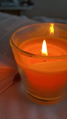 Оранжевая эстетика  Orange aesthetic 🍊~ горящая свеча Orange Light Aesthetic, Lilin Aroma, Simply Orange, Orange Icons:), Orange Candle, Candle Aesthetic, Orange Walls, Orange You Glad