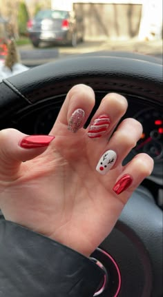 Christmas Nails For Square Nails, Nail Designs Christmas Short, Dip Nails Ideas Christmas, Short Christmas Acrylics, Chistmas Nails 2022, Short Coffin Christmas Nail Designs, Simple Pretty Christmas Nails, Christmas Acrylics Short, Cute Acrylic Nails Christmas