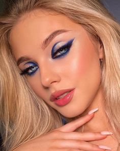 Eye Makeup For Almond Eyes, Makeup For Almond Eyes, Makeup For Deep Set Eyes, Eye Makeup Inspiration, Navy Blue Makeup, Eye Makeup For Beginners, Eye Makeup Trends, Makeup For Hooded Eyes, Makeup Bold