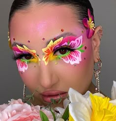 Eye makeup/ eye shadow looks/ pink/ floral/spring Flower Makeup Art, Flower Eye Makeup, Brown Girls Makeup, Graphic Makeup, Dope Makeup