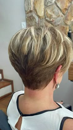 Fall Pixie Hair Color, V Shaped Layered Hair, Short Wedge Hairstyles, Back Of Hair, Short Stacked Hair, Chic Short Haircuts, Stacked Hair, Short Red Hair