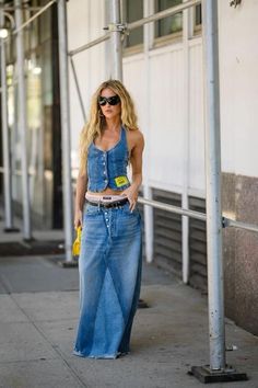 Total Denim Outfit, Looks Total Jeans, Denim Skirt Trend, Long Jean Skirt, Looks Jeans, Distressed Skirt