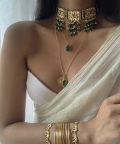 Middle Eastern Jewelry, Indian Wedding Jewelry Sets, Indian Accessories, Make Jewellery, I Graduated, Desi Fashion Casual, Indian Dresses Traditional, Traditional Indian Outfits, 22 Carat Gold