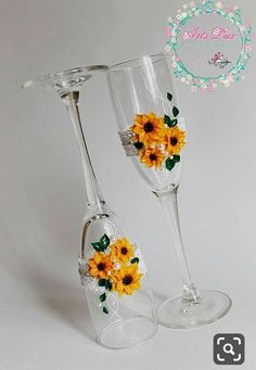 Floral Champagne Flutes, Champagne Flutes Wedding Favors, Glass Decor Ideas, Bridal Party Tumblers, Sunflower Wedding Decorations, Wine Glass Candle Holder, Wine Bottle Centerpieces, Rustic Sunflower Wedding, Wedding Toasting Glasses