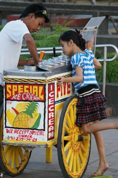 Street Vendors Philippines, Rizal Park Manila, Life In The Philippines, Rizal Park, Jose Rizal, Tip Of The Iceberg, Ice Cream Cart