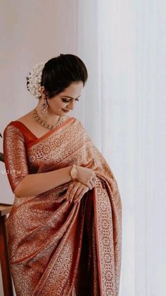 Banaras Wedding Saree, Designer Bridal Sarees Wedding, Trendy Saree Blouse Designs Weddings, Wedding Party Saree Look, Kanjeevaram Wedding Sarees, Wedding Saree Look Ideas, Bridal Saree Poses, Katan Saree Look, Sari Look For Wedding