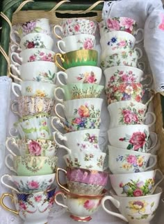 there are many cups and saucers on display