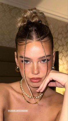 Our 90s hairstyles for women gallery includes, Rachel’s iconic friends cut, Janet Jacksons braids to Mariah Carey's curls. Gallery Inside Y2k Hairstyles, Summer Haircuts, French Braids, Peinados Recogidos, Hair Stylies, Slick Hairstyles, Sleek Hairstyles, Braid Hairstyles