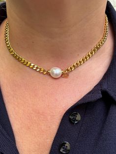 Our necklace knows how to make a statement, plus, it has such a beautiful luster! A must-have piece. Information: ✨ Brass | 14K Gold Plated ✨ AA+ Freshwater Baroque Pearl ✨ Adjustable Length: 16" - 18" ✨ Tarnish Resistant ✨ Brass - not hypoallergenic Simple and so elegant, our necklace has a perfect weight that highlights it's quality and craftsmanship. Made with Brass and 14K Gold, the necklace features a large 10MM baroque pearl that has an amazing luster. The pearl is reversible, therefore, it will always be visible. Next to the pearl, there is a heart charm that says love, adding a touch of elegance to the necklace. Our necklace is adjustable, you can wear it from 16" - 18", allowing you to pair it with other necklaces and make a beautiful stack.  This makes a great gift. Cuban Necklace, Single Pearl Necklace, Single Pearl, Gold Pearl Necklace, Necklace Statement, Pearl Chain, Gold Pearl, Baroque Pearls, Heart Charm