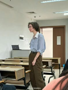 A professor in psychology in Hangzhou Uni is going viral because prof looks like she stepped out of every 80s-90s aesthetic Pinterest page English Professor Outfit, Journalist Clothes, English Teacher Outfit, Professor Style, Professor Aesthetic, Queer Femme, Teacher Aesthetic, Pinterest Page, Outfit 90s