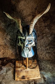 Maschera Krampus in cuoio, con corna vere, crine di cavallo e inserti in osso. Peer Gynt, Maned Wolf, Costume Masks, Costume Mask, Costume Accessories, Bones, Mask, Italy, France