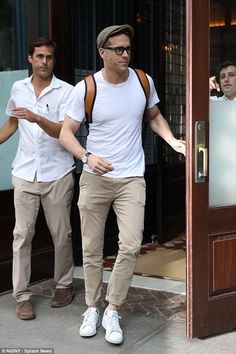 Ryan Reynolds Style, David Beckham Style Outfits, Outfit Cowok, Converse Style Women, David Beckham Style, Mens Smart Casual Outfits, The Shallows, Stylish Men Casual, Dad Fashion