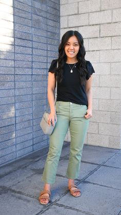 Women’s Green Pants Outfit, Olive Green Capris Outfit, Light Green Pants Outfit Work, Pale Green Pants Outfit, Green Capri Pants Outfit, Cropped Dress Pants Outfit, Light Green Jeans Outfit, Green Jeans Outfit, Olive Pants Outfit