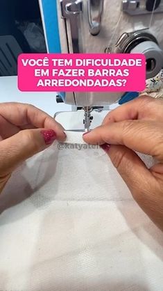 two hands are sewing on a machine with pink stickers in front of them that say, voce tem difciculadade ember barar arredondadas?