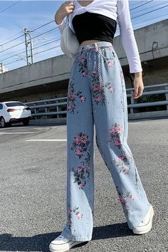 Flower Pattern Clothes, Flower Jeans Outfit, Flower Pattern Outfit, Flower Pants Outfit, Pants With Flowers, Jeans With Flowers, Flower Outfits, Flower Clothing, High Wasted Jeans