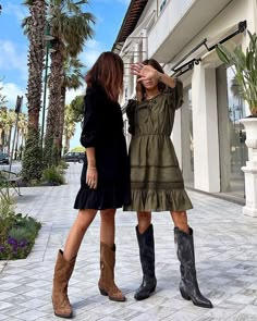 Cowboy Boots Dress Outfit, Winter Vaquera Outfits, Cowgirl Boots And Dress Outfit, Instagram Influencer Outfits, Outfit Vaquera, Cowboy Boots Outfit Fall, Cowboy Boots Outfit Winter, How To Wear Cowboy Boots, With Boots Outfit