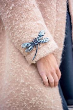 The Tea Beaded Dragonfly, Bead Embroidery Jewelry, Embroidery Jewelry, Beaded Brooch, Looks Chic, Trend Fashion, Beaded Embroidery, Jewelry Trends