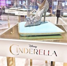 ZApatilla Jimmy Choo Cinderella, Shoes Aesthetic, Shoes Oxford, Shoes Illustration, Jimmy Choo Bag, Latest Shoe Trends