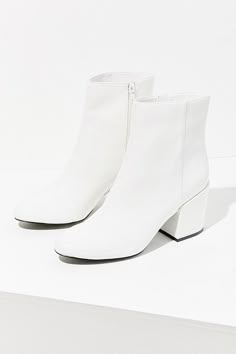 White Boot Trend Fall 2018 For Women, Best Shoe Styles White Boots W Skits, White Boots Miggon 🛍️, Cowgirl Boots Wedding, Grunge Shoes, White Leather Boots, Outfit Grunge, Wedding Shoes Comfortable, Patent Boots, Wedding Boots