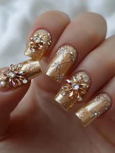 Gold Christmas Nails: Glamorous Holiday Nail Ideas for a Luxurious Festive Look Gold Christmas Nail Designs, Gold Nail Art Designs, Gold Christmas Nails, Gold Holiday Nails, Holiday Nail Ideas, Christmas Nails Glitter, Black Gold Nails, Gold Chrome Nails, Christmas Nail Ideas