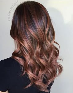 Brunette Rose Gold Balayage - 20 Gorgeous Brown Color Hair Ideas for Winter - Photos Fall Bayalage, Fall Bayalage Brunette, Brown Hair Trends, Gold Balayage, Rose Gold Balayage, Brunette Ombre, Gold Hair Colors, Hair Color Rose Gold