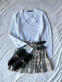 #fashion #ralphlauren #aesthetic #outfitinspo #outfitinspired Cute White Aesthetic, White Aesthetic Outfit, Preppy Chic Outfits, Ralph Lauren Womens Clothing, Preppy Outfits For School, Academia Outfits, Sixth Form, Preppy School, Classic Style Outfits