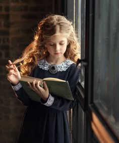 Holding A Book, Anne Geddes, 일본 패션, Fotografi Vintage, Photographie Portrait Inspiration, Poses References, Princess Aesthetic, Reading A Book, Foto Art