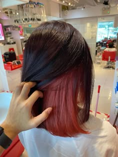 Hidden Dyed Hair Short, Under Layer Dyed Hair, Short Peekaboo Hair, Earloop Highlights, Red Underlights, Under Layer Hair Dye, Under Color Hair Ideas, Colorful Hair Dye Ideas, Underlayer Hair Color